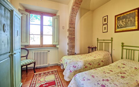Casale Ambra: Schlafzimmer, Zimmer, Eigentum, Möbel, Bett, Bettdecke, Interior Design, Gebäude, Bettrahmen, Fussboden