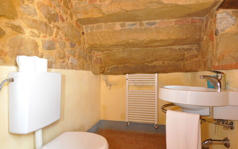 Villa Gaeta: Zimmer, Eigentum, Badezimmer, Toilleten Sitz, Toilette, Fussboden, Bidet, Armatur, Wand, Interior Design