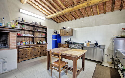 Villa Marginone: Eigentum, Zimmer, Gebäude, Möbel, Interior Design, Grundeigentum, Decke, Haus, Dachgeschoss, Küche