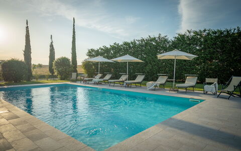 Villa Cassia: Schwimmbad, Eigentum, Freizeit, Gebäude, Grundeigentum, Urlaub, Haus, Resort, Himmel, Baum
