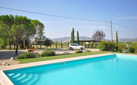Villa Cassia: Schwimmbad, Eigentum, Grundeigentum, Haus, Freizeit, Gebäude, Wohngebiet, Villa, Estate, Urlaub
