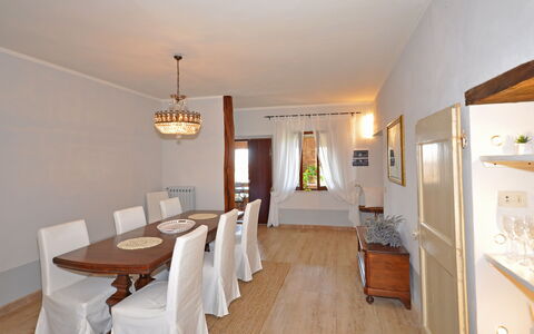 Villa Cassia: Zimmer, Eigentum, Gebäude, Esszimmer, Interior Design, Möbel, Grundeigentum, Haus, Fussboden, Decke