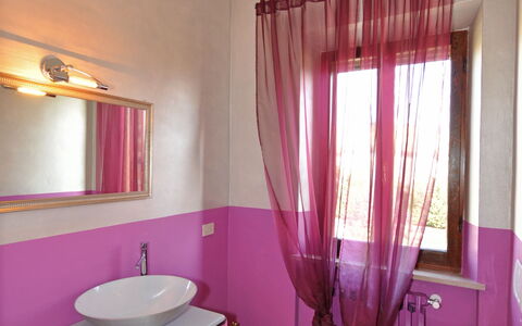 Villa Cassia: Badezimmer, Zimmer, Lila, Eigentum, Interior Design, Rosa, Vorhang, Fussboden, Möbel, Gebäude