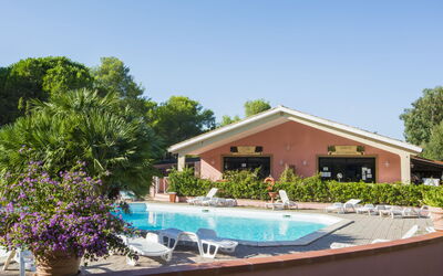 Marina Di Bibbona 150: Eigentum, Haus, Schwimmbad, Grundeigentum, Gebäude, Zuhause, Villa, Resort, Urlaub, Baum