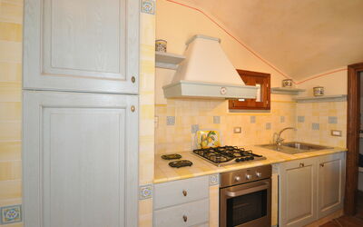 Talamone 1: Eigentum, Zimmer, Küche, Cabinetry, Countertop, Möbel, Haus, Gebäude, Interior Design, Fussboden
