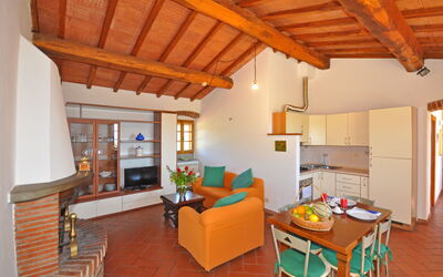 Talamone 4: Zimmer, Gebäude, Eigentum, Möbel, Haus, Interior Design, Wohnzimmer, Decke, Grundeigentum, Zuhause
