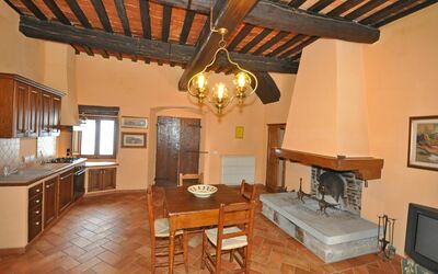 Marradi 3: Zimmer, Eigentum, Gebäude, Decke, Interior Design, Möbel, Strahl, Haus, Grundeigentum, Wohnzimmer