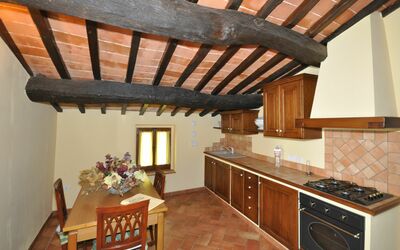 Marradi 2: Eigentum, Zimmer, Strahl, Gebäude, Möbel, Countertop, Decke, Küche, Haus, Dachboden
