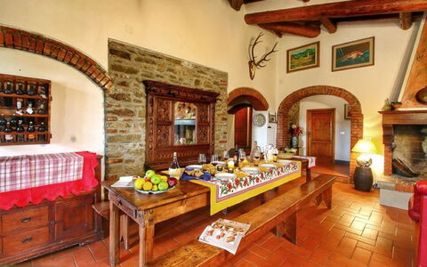 Civitella: Eigentum, Gebäude, Zimmer, Interior Design, Möbel, Wohnzimmer, Grundeigentum, Haus, Zuhause, Tabelle