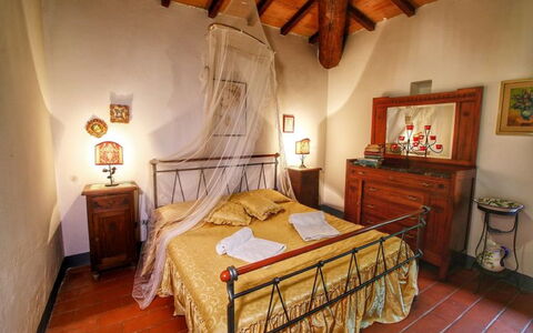 Civitella: Schlafzimmer, Zimmer, Bett, Möbel, Eigentum, Bettrahmen, Interior Design, Bettdecke, Gebäude, Haus