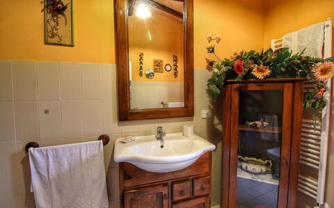 Civitella: Badezimmer, Zimmer, Eigentum, Badezimmerschrank, Gebäude, Interior Design, Möbel, Grundeigentum, Haus, Bad Zubehör