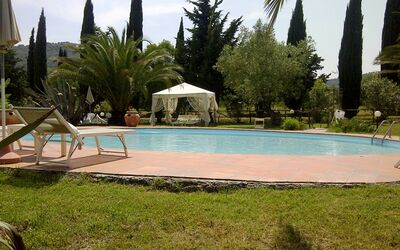 Suvereto: Schwimmbad, Eigentum, Resort, Urlaub, Palme, Baum, Gras, Freizeit, Grundeigentum, Haus