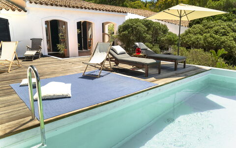 Casa Dei Lentischi: Schwimmbad, Gartenmöbel, Möbel, Resort, Sonnenliege, Freizeit, Schatten, Eco Hotel, Stuhl, Villa