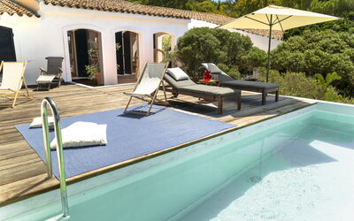 Casa Dei Lentischi: Schwimmbad, Gartenmöbel, Möbel, Resort, Sonnenliege, Freizeit, Schatten, Eco Hotel, Stuhl, Villa