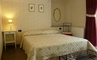Camera Azzurra: double room ARCH independent entry, ensuite bathroom, down floor, air condition, tv
