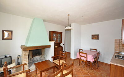 Claudio 1: Eigentum, Zimmer, Möbel, Gebäude, Haus, Fussboden, Interior Design, Wohnzimmer, Hartholz, Holzboden