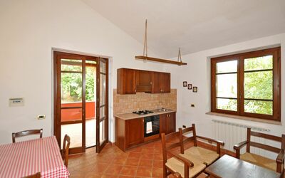 Claudio 4: Zimmer, Eigentum, Möbel, Gebäude, Haus, Interior Design, Grundeigentum, Fussboden, Wohnzimmer, Hartholz