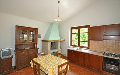 Claudio 6: Zimmer, Eigentum, Möbel, Küche, Countertop, Gebäude, Cabinetry, Fussboden, Interior Design, Hartholz