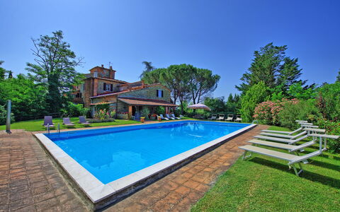 Villa Campogialli: Schwimmbad, Eigentum, Estate, Grundeigentum, Haus, Zuhause, Gebäude, Gras, Villa, Wohngebiet