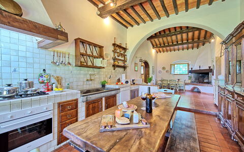 Villa Campogialli: Eigentum, Zimmer, Gebäude, Countertop, Interior Design, Küche, Grundeigentum, Decke, Estate, Haus