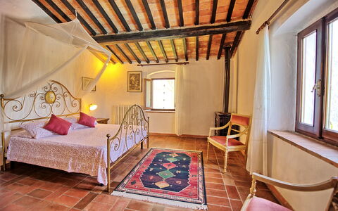 Villa Campogialli: Zimmer, Eigentum, Schlafzimmer, Möbel, Bett, Gebäude, Interior Design, Decke, Haus, Bettdecke