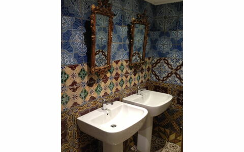 Villa Quattro Mori: Eigentum, Zimmer, Badezimmer, Bad Sink, Fliese, Wand, Bidet, Interior Design, Armatur, Keramik