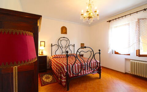 Villa Quattro Mori: Zimmer, Möbel, Bett, Eigentum, Schlafzimmer, Interior Design, Fussboden, Bettdecke, Gebäude, Bettrahmen