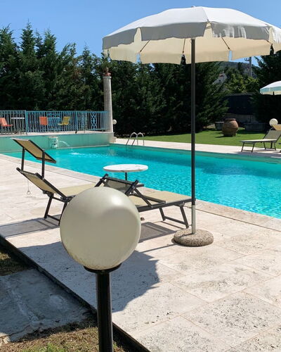 Villa Quattro Mori: Wasser, Möbel, Tabelle, Schwimmbad, Pflanze, Rechteck, Schatten, Stuhl, Azurblau, Gartenmöbel