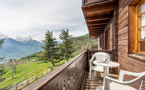 Sarre 350: Wolke, Himmel, Pflanze, Gebäude, Berg, Fenster, Baum, Holz, Veranda, Haus