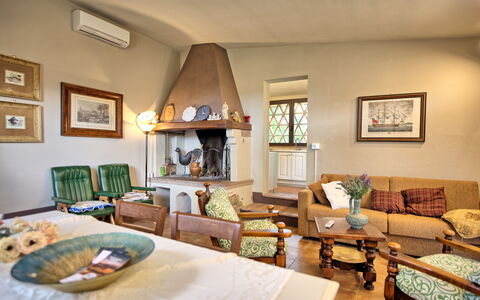 Casa Ovile: Tabelle, Bilderrahmen, Möbel, Couch, Eigentum, Interior Design, Holz, Stuhl, Komfort, Wohnzimmer