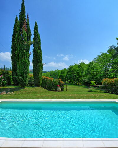 Casa Ovile: Wasser, Pflanze, Himmel, Daytime, Wolke, Eigentum, Schwimmbad, Grün, Azurblau, Baum