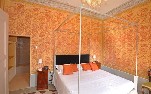 Villa Gubbio: Zimmer, Bett, Eigentum, Schlafzimmer, Möbel, Interior Design, Gebäude, Wand, Decke, Suite