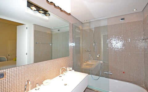 Villa Gubbio: Badezimmer, Eigentum, Zimmer, Interior Design, Gebäude, Decke, Fliese, Badewanne, Grundeigentum, Haus