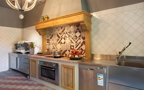 Villa Gubbio: Countertop, Eigentum, Zimmer, Fliese, Küche, Cabinetry, Interior Design, Möbel, Fussboden, Decke