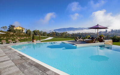 Incisa Valdarno 900: Schwimmbad, Eigentum, Resort, Grundeigentum, Urlaub, Himmel, Haus, Freizeit, Gebäude, Estate