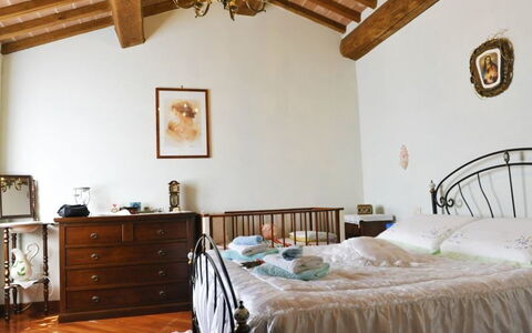 Casetta i Ciliegi: Schlafzimmer, Bett, Zimmer, Möbel, Eigentum, Bettdecke, Bettrahmen, Bedding, Decke, Interior Design