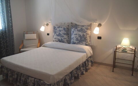 Villa Dei Cipressi: Schlafzimmer, Bett, Möbel, Zimmer, Eigentum, Bettrahmen, Matratze, Bettdecke, Interior Design, Matratzenauflage