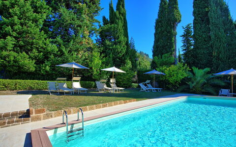 Villa Camaiore: Schwimmbad, Eigentum, Freizeit, Resort, Grundeigentum, Urlaub, Estate, Haus, Ferienort, Gebäude
