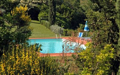 Le Colline: Wasser, Schwimmbad, Baum, Botanik, Garten, See, Freizeit, Botanischer Garten, Landschaft, Haus