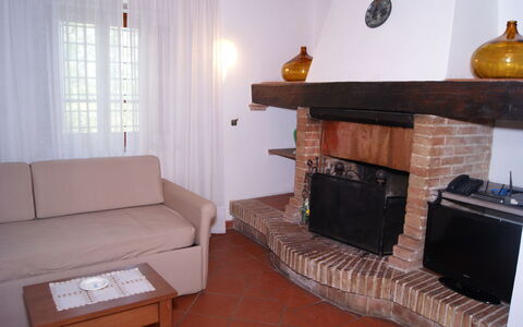 La Valle: Zimmer, Eigentum, Möbel, Feuerstelle, Fussboden, Kamin, Wohnzimmer, Gebäude, Interior Design, Haus