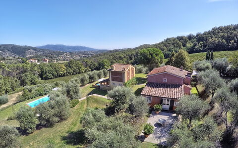 Le Pergole: Bergdorf, Eigentum, Natürliche Landschaft, Dorf, Himmel, Bergstation, Haus, Ländliches Gebiet, Grundeigentum, Baum