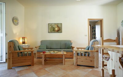 Casa Limoni 1: Möbel, Zimmer, Eigentum, Fussboden, Interior Design, Wohnzimmer, Gebäude, Haus, Grundeigentum, Wand