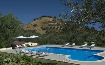 La Collina Degli Ulivi: Schwimmbad, Eigentum, Haus, Gebäude, Grundeigentum, Resort, Villa, Estate, Die Architektur, Freizeit