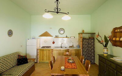 Casa Ulivi 2: Zimmer, Eigentum, Interior Design, Möbel, Decke, Gebäude, Wand, Gelb, Esszimmer, Haus