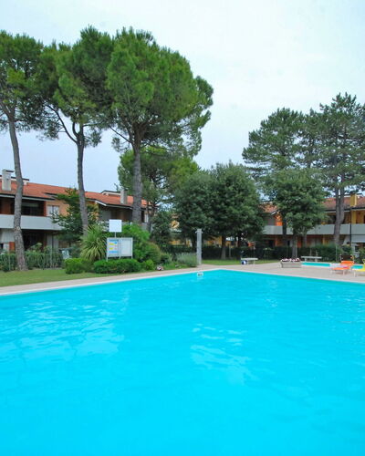 Villaggio Nautilus: Wasser, Himmel, Pflanze, Eigentum, Gebäude, Schwimmbad, Azurblau, Baum, Schatten, Gewässer