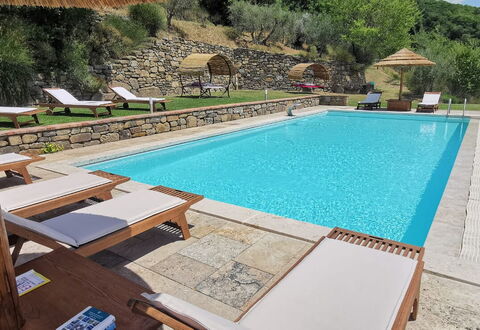 Villa Noceta: Wasser, Schwimmbad, Eigentum, Pflanze, Gebäude, Azurblau, Gartenmöbel, Schatten, Freizeit, Stuhl