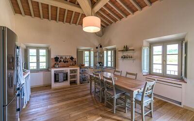 La Valle 3 Castelfalfi: Möbel, Fenster, Couch, Holz, Tabelle, Bilderrahmen, Stuhl, Interior Design, Wohnzimmer, Fussboden