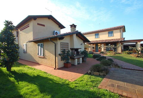 Casa Daniela: Wohngebiet, Haus, Dach, Strauch, Zuhause, Garten, Estate, Hazienda, Landscaping, Garten