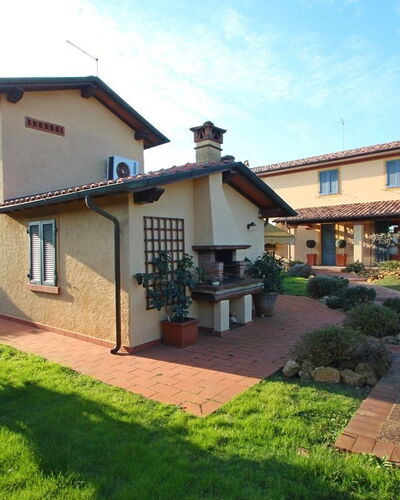 Casa Daniela: Wohngebiet, Haus, Dach, Strauch, Zuhause, Garten, Estate, Hazienda, Landscaping, Garten