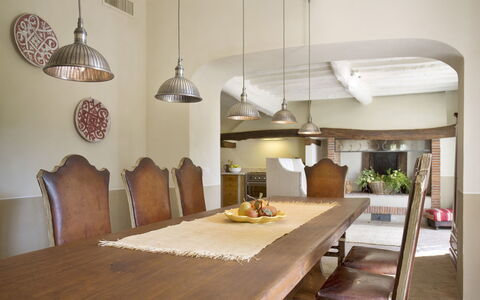 Angeloni: Zimmer, Eigentum, Interior Design, Decke, Esszimmer, Möbel, Gebäude, Fussboden, Beleuchtung, Haus